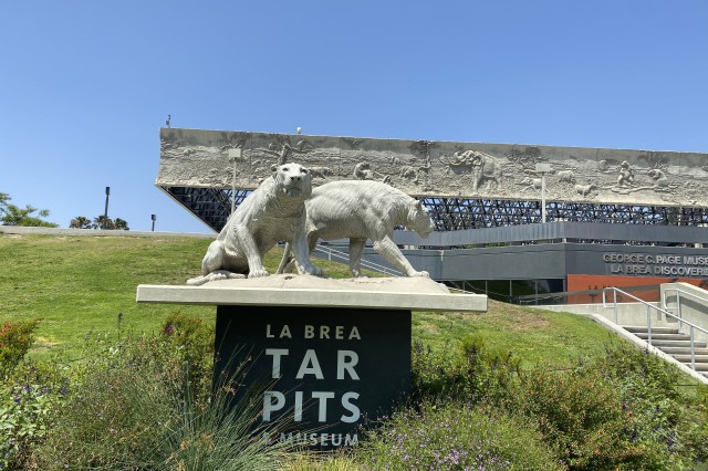 Primera parada American lion Statue