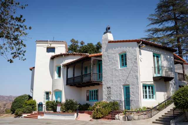 Photo of the front of the Hart mansion 