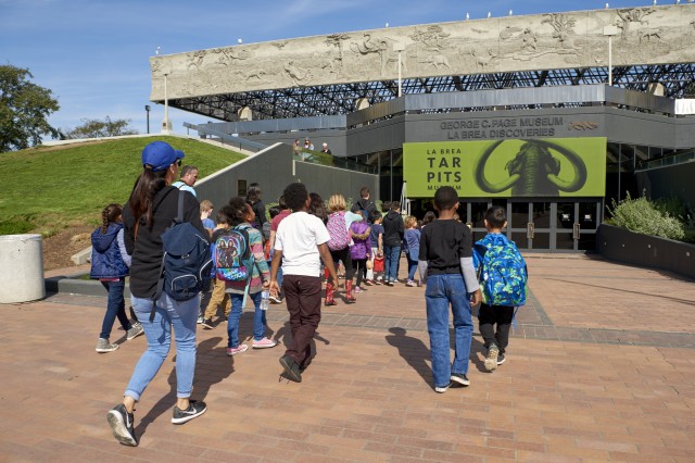 school group kids with chaperone walking into front entrance at la brea tar pits