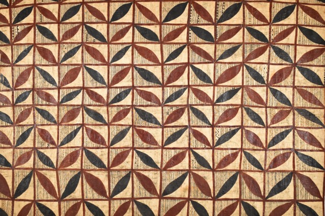 tapa with alternating rust and black shapes that look similar to leaves