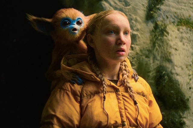 Helena Zengel in the movie Ochi