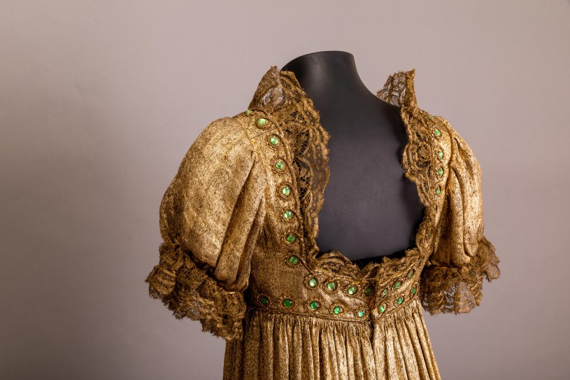 Mary Pickford&#039;s stunning gown reveals its secrets.