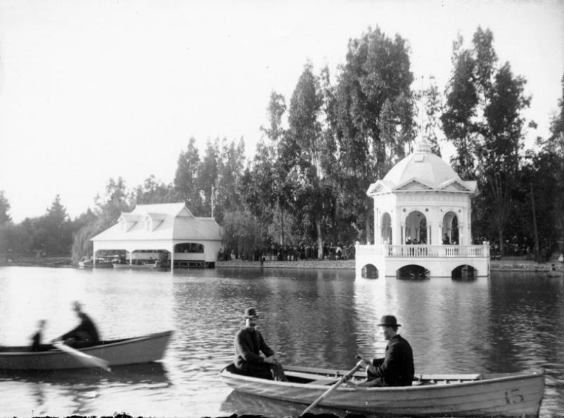 Lincoln park lake with boaters