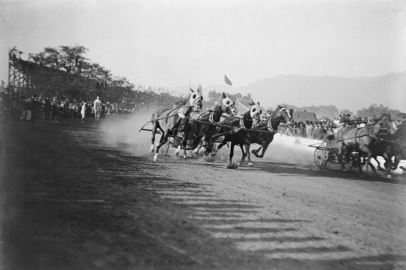 Pasadena_Tournament_of_Roses_chariot_race,_1911_