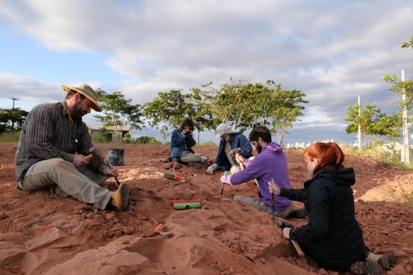 Excavations at the Sítio Paleontológico ‘José Martin Suárez’, Presidente Prudente, Brazil. 